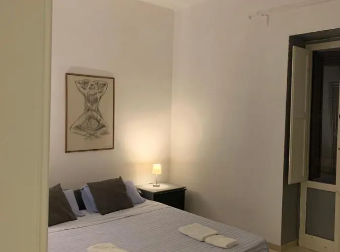 Apartment Center Eighty-five Bari